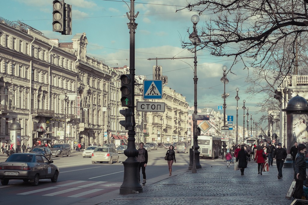 Проспект человек. Петербург Невский проспект люди. Осень на Невском проспекте Санкт-Петербург. Питер осенью Невский проспект. Питер Эстетика Невский проспект.