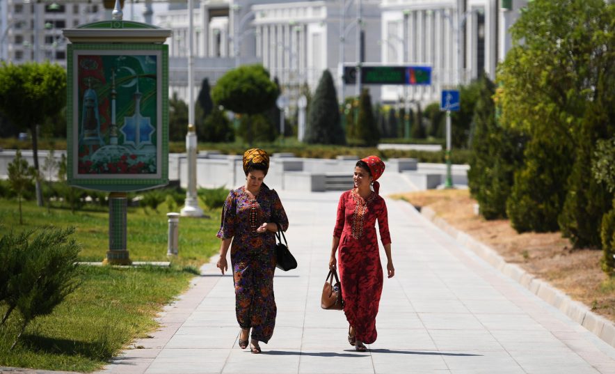 Женщины теряют работу за вставленные грудные импланты или увеличение губ в Туркменистане.