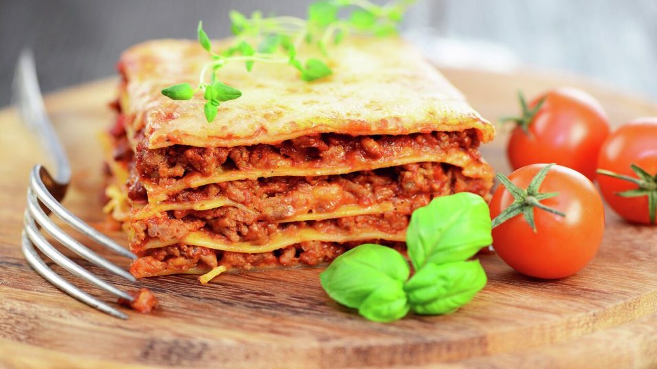 В Италии более 70 туристов отравились лазаньей