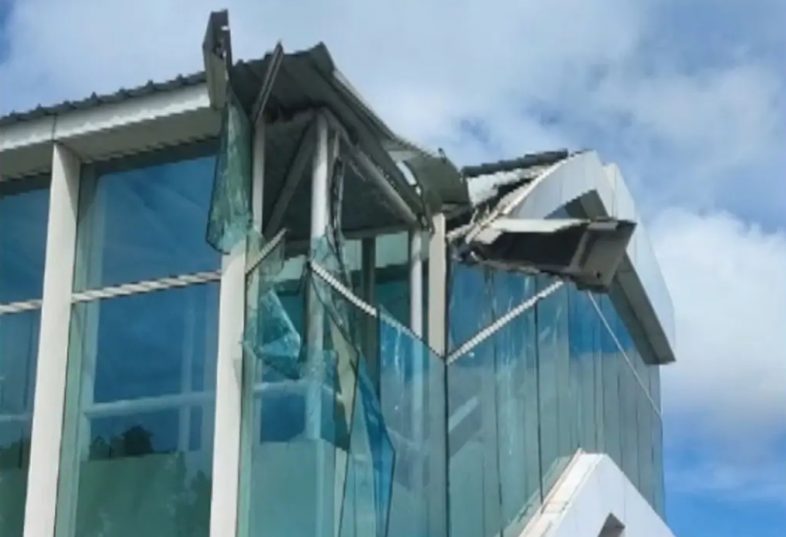 Boeing 737 задел крылом здание аэропорта