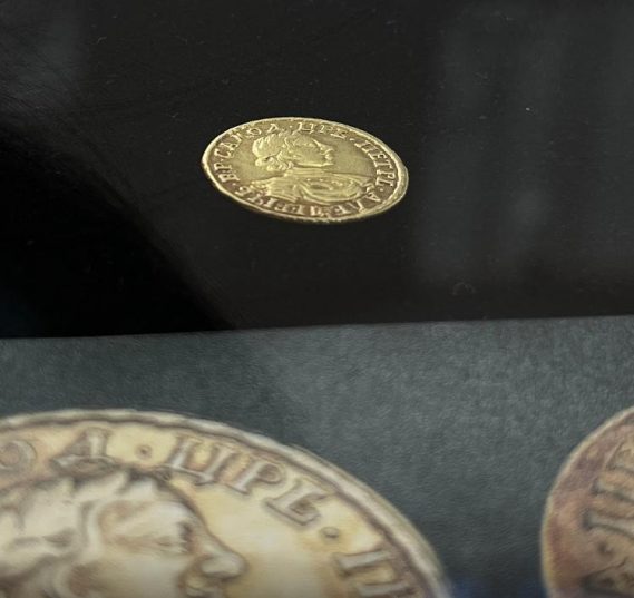 Редкие золотые монеты нашли в воротнике человека, погибшего в 1938 году.