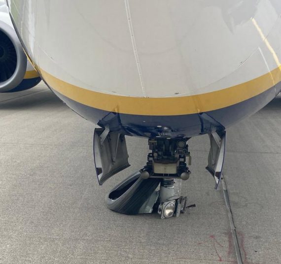 Самолет Ryanair стер стойку шасси при посадке в Дублине.