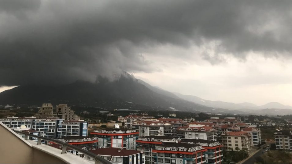 На Турцию обрушился мощный смерч.