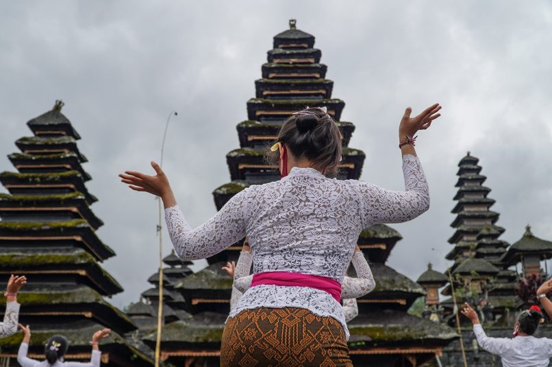 На Бали арестованы туристы из РФ за неуважение к местной святыне