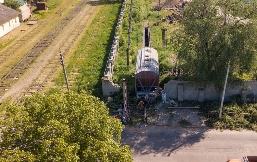 В Бельцах вагон поезда протаранил бетонный забор
