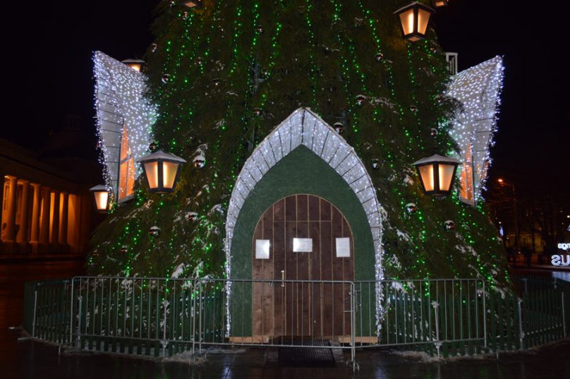 В начале октября один из городов Румынии украшен к Рождеству.