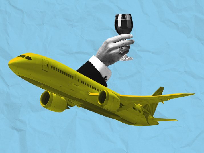 Во время авиаперелетов пить алкоголь опасно для жизни.