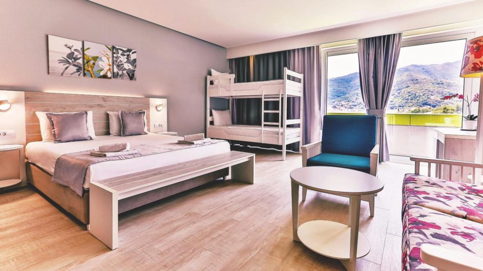 🌄 Visezi la o vacanță diferită? Muntenegru te așteaptă! 🌄 Hotelul Carine Park Bijela la doar 1490 euro/2 adulti